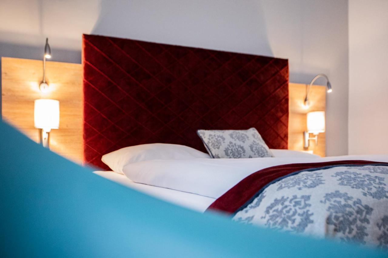 Premium Single Room Queen Bed,941087491:JPEG