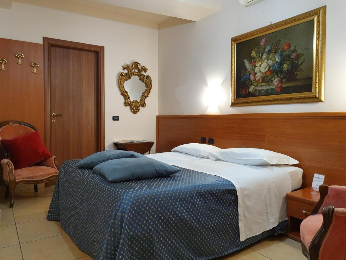 Standard Double Room,960002104:JPEG