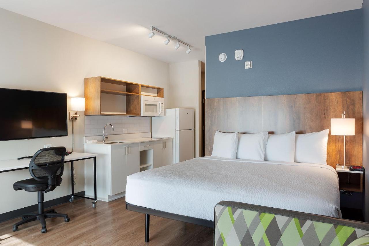 Deluxe Studio 1 King Bed Non-Smoking Hearing Accessible