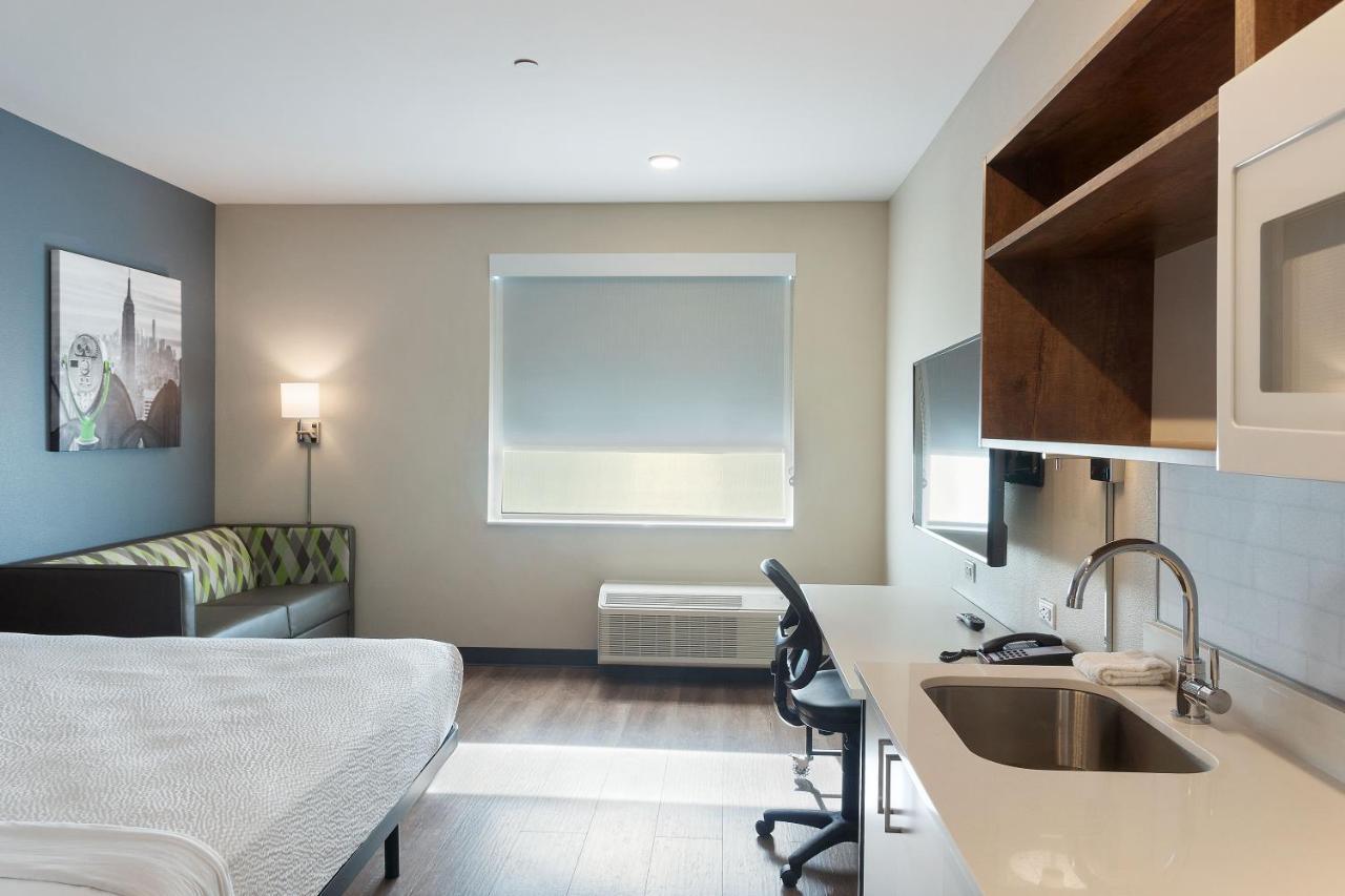 Deluxe Studio 1 King Bed Non-Smoking Hearing Accessible
