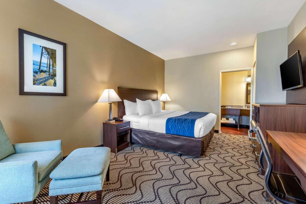 Standard Room, 1 King Bed with Pool View, Non Smoking