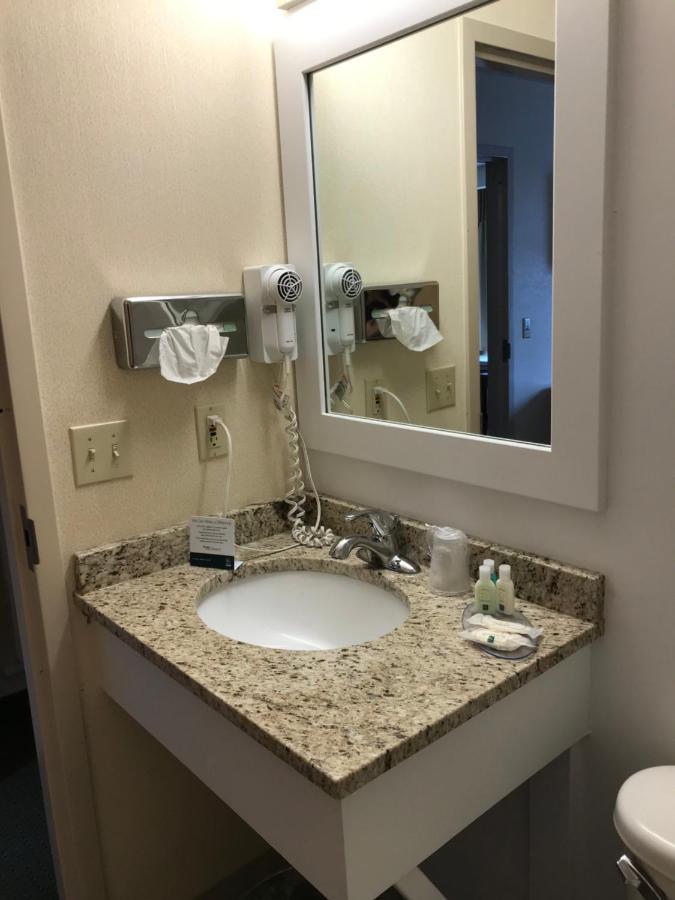 Queen Room - Non-Smoking