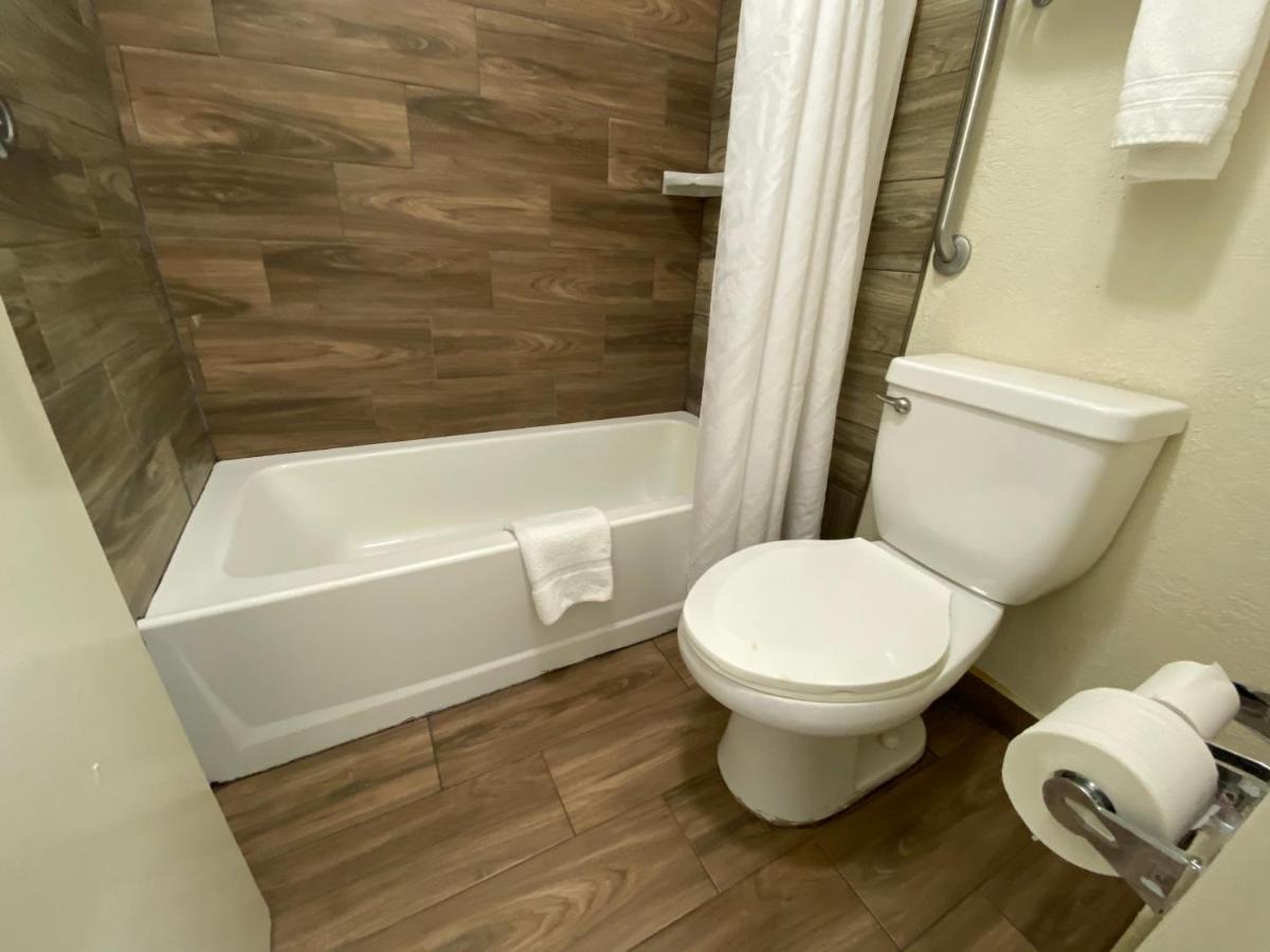 1 King Bed, Mobility Accessible Room, Bathtub w/ Grab Bars, Smoking