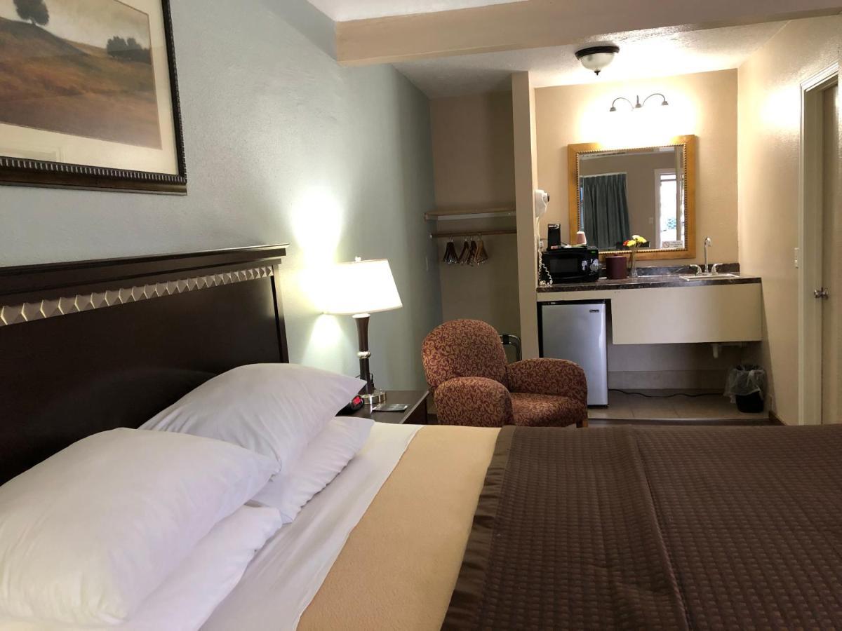 Deluxe King Room With 1 King Bed - Non smoking