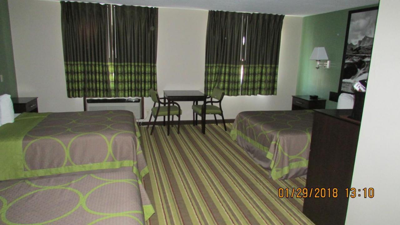 Queen Room Three Queen Beds Non-Smoking,973031812:JPEG