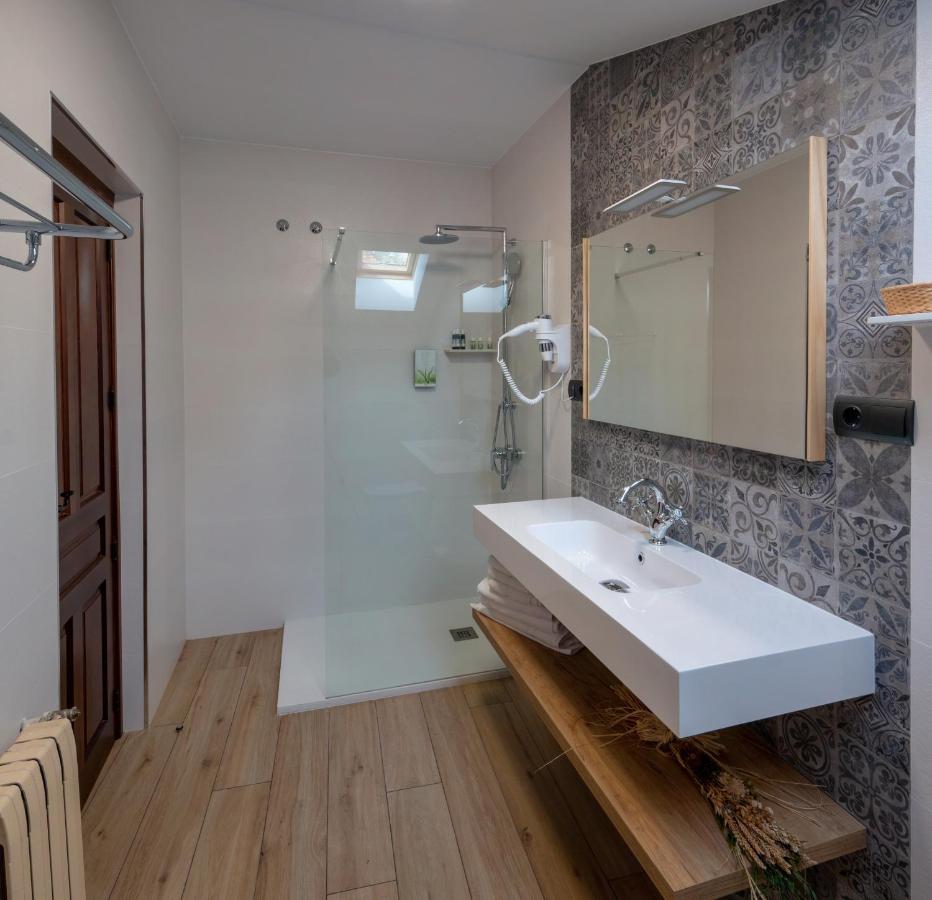 Habitación con cama grande
