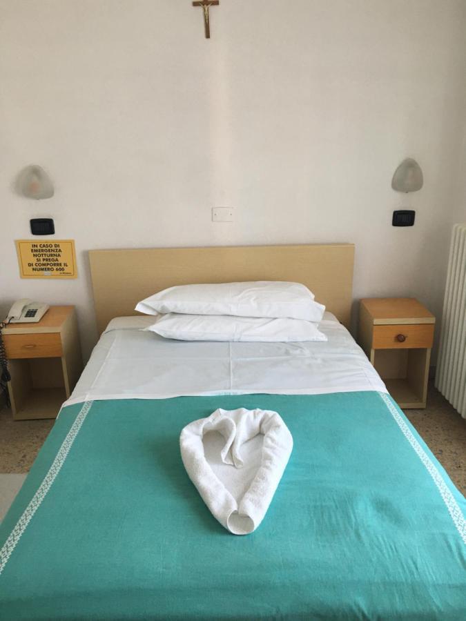 Single Room,979740853:JPEG