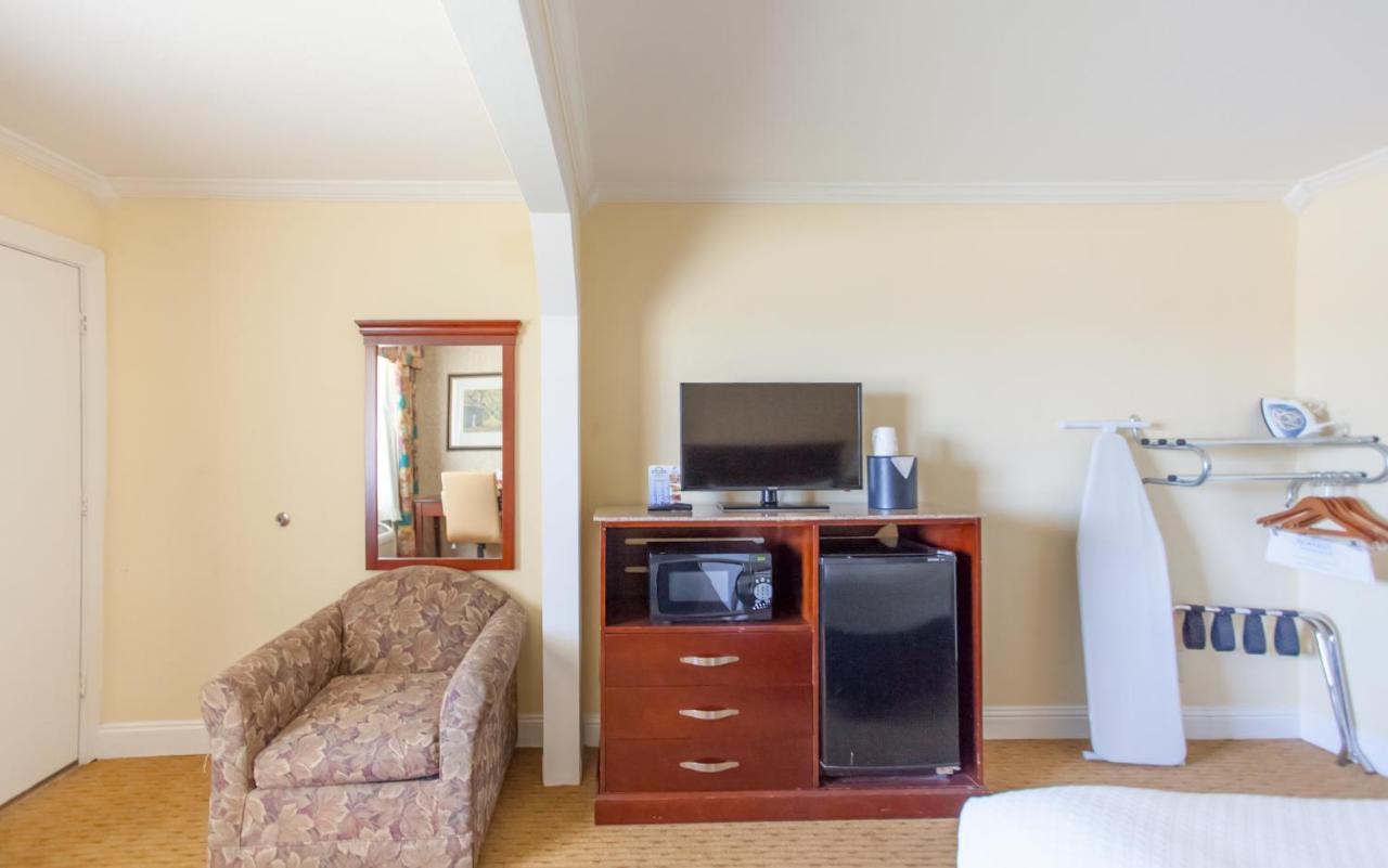 Queen Room with Bath Tub - Mobility Accessible/Non-Smoking