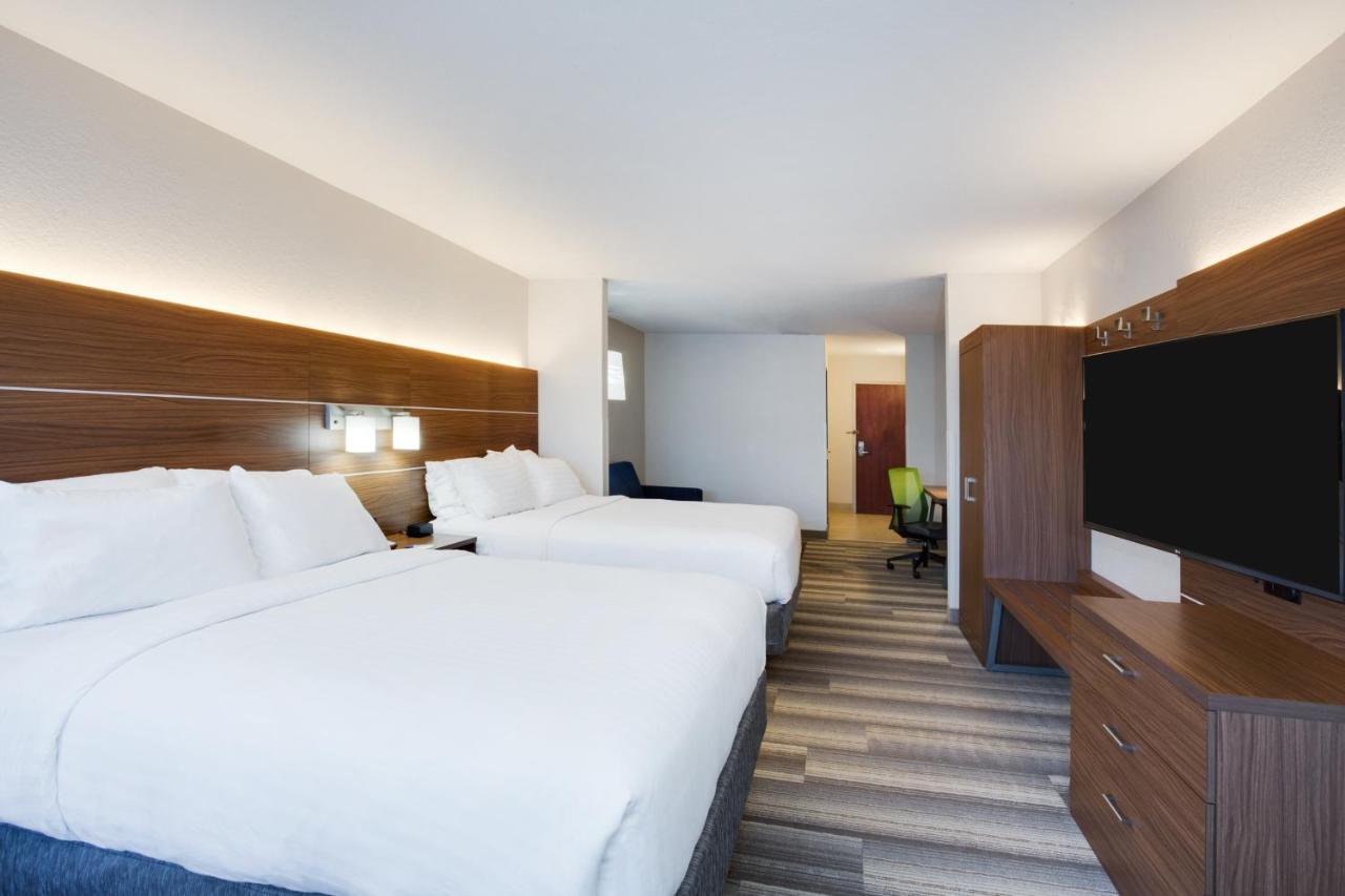Queen Suite Two Queen Beds