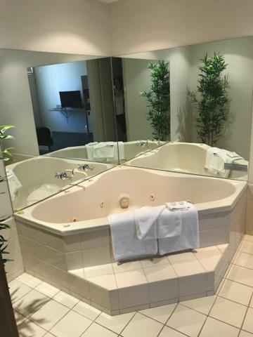 Queen Room with Spa Bath