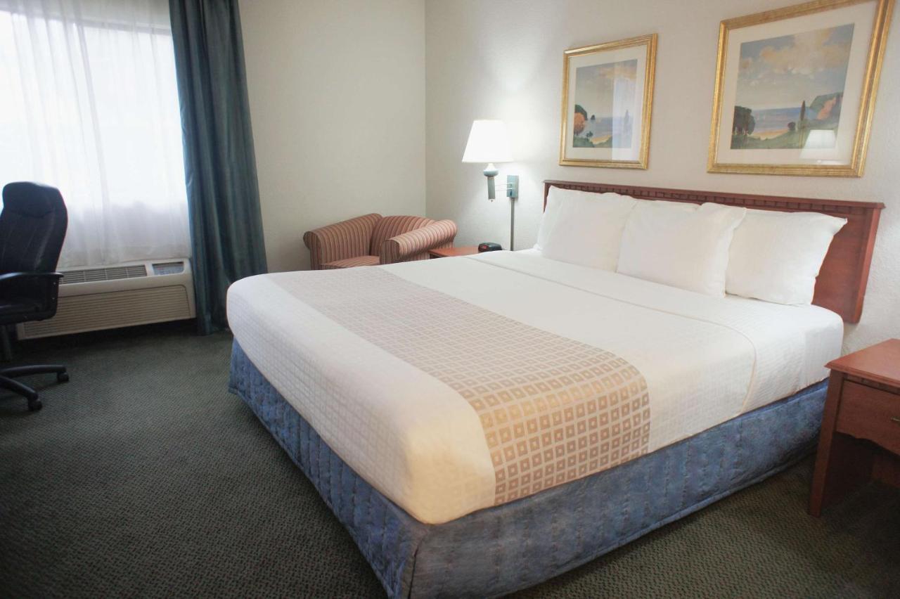 King Room with Bath Tub - Mobility Accessible/Non-Smoking