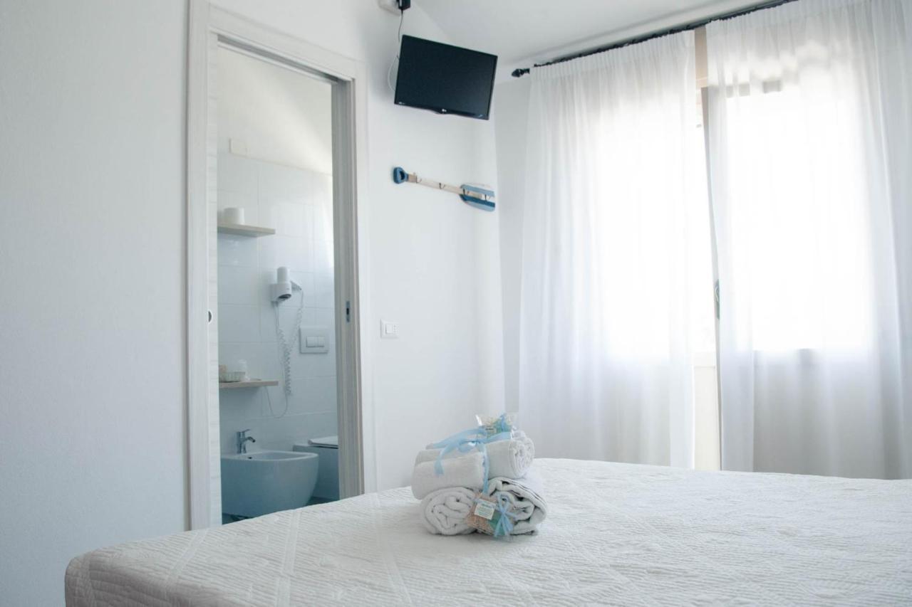 Camera Matrimoniale/Doppia con Letti Singoli con Vista Mare Parziale