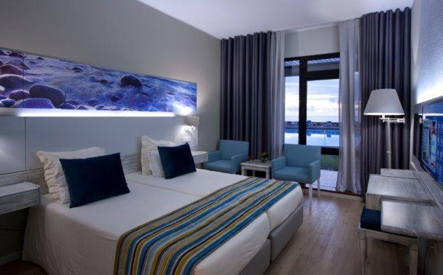 Chambre Double ou Lits Jumeaux - Vue sur Piscine