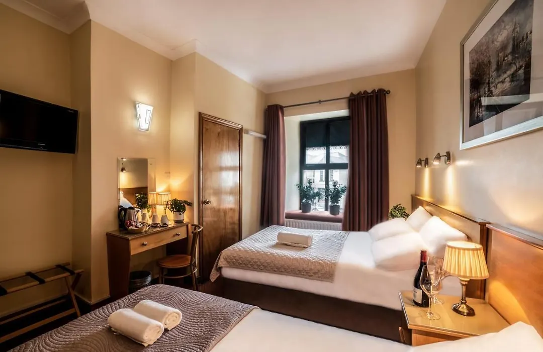 Holiday Hotel-1