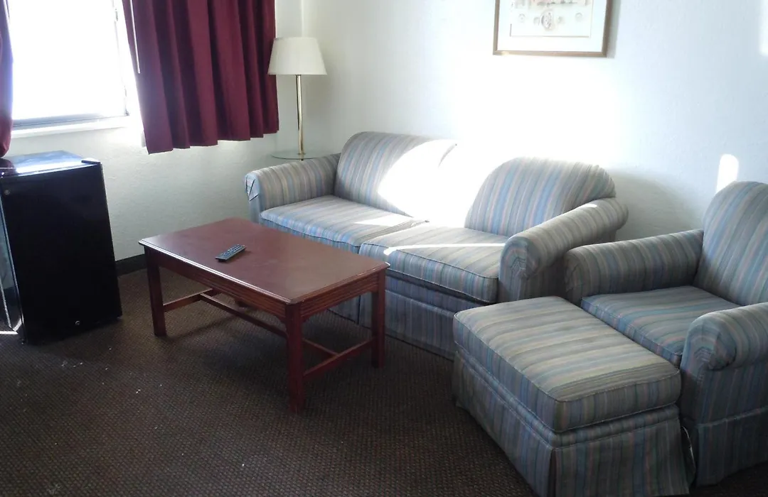 Travelodge By Wyndham Grand Rapids North-1