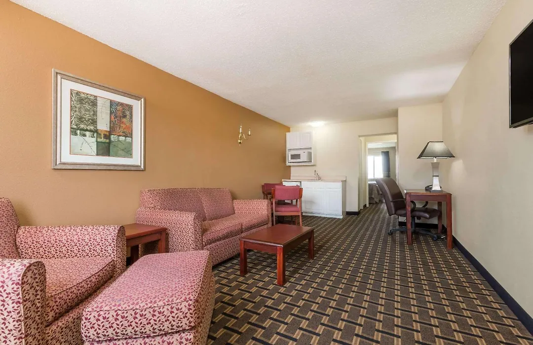 Super 8 By Wyndham Indianapolis/Ne/Castleton Area-1