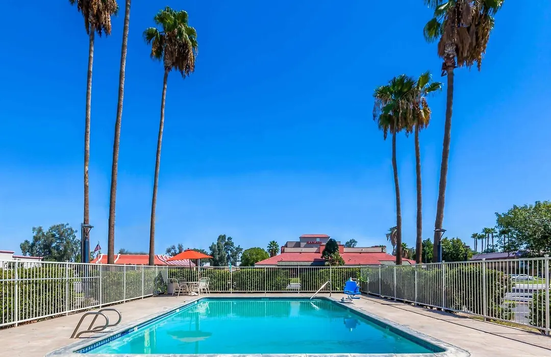 Super 8 By Wyndham Bakersfield/Central-1