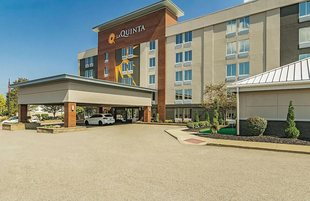 La Quinta Inn & Suites By Wyndham Cleveland Airport West-1