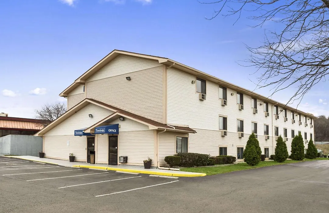 Travelodge By Wyndham Battle Creek-1