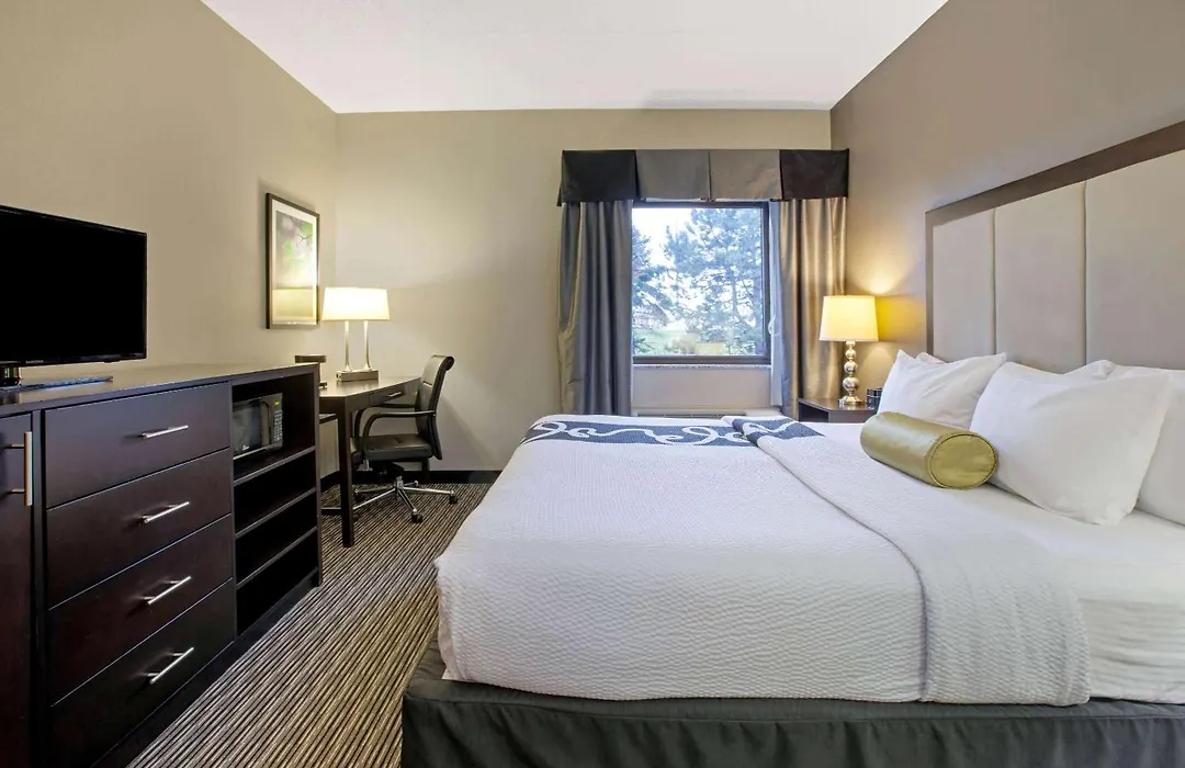 La Quinta Inn & Suites By Wyndham Detroit Metro Airport-1