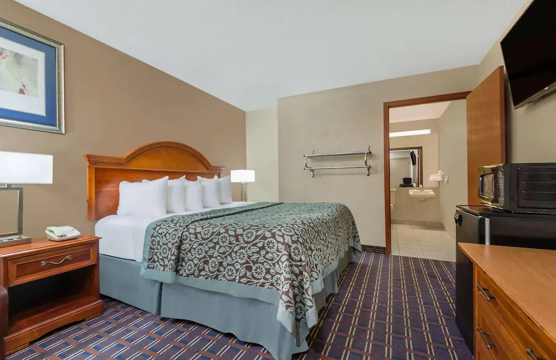 Days Inn By Wyndham Maumee/Toledo-1