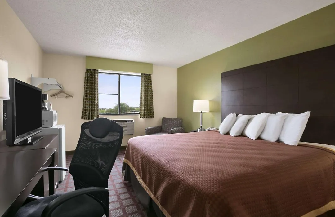 Super 8 By Wyndham Saginaw-1
