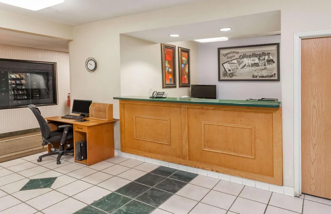 Super 8 By Wyndham Huntington-1