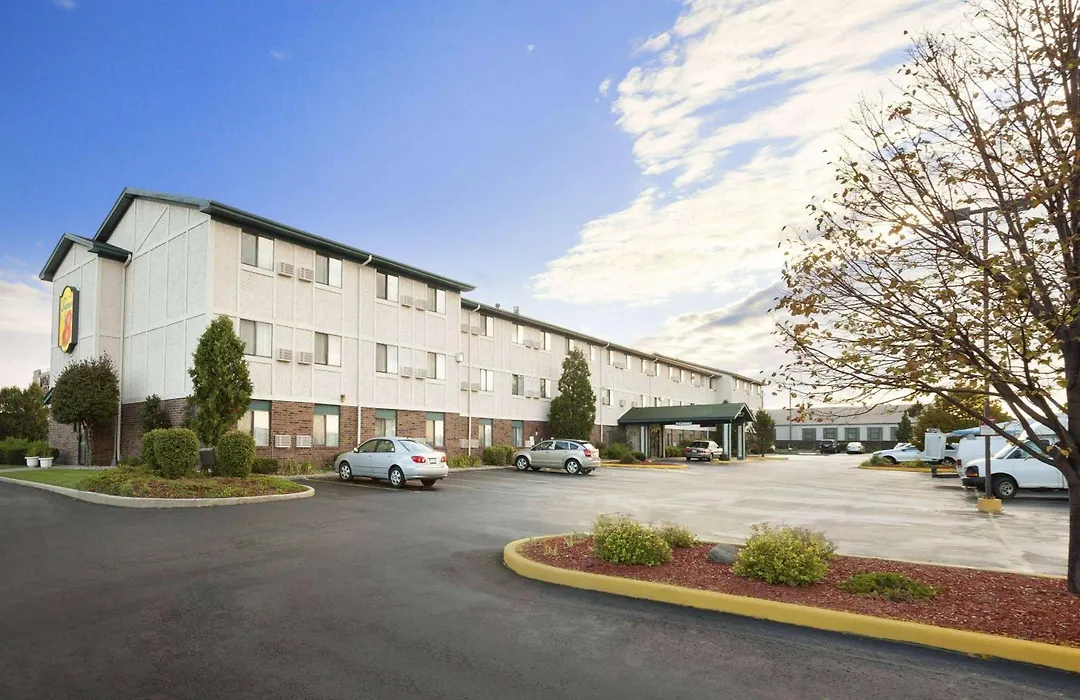 Super 8 By Wyndham Milwaukee Airport-1