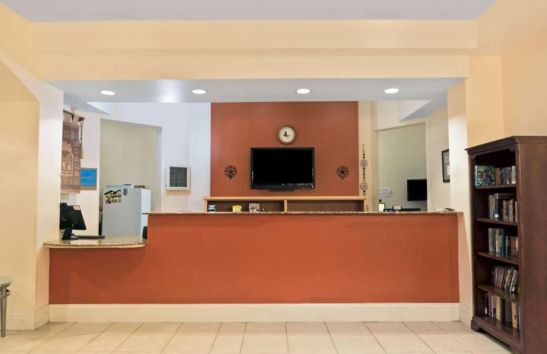 Super 8 By Wyndham Austin/Airport South-1