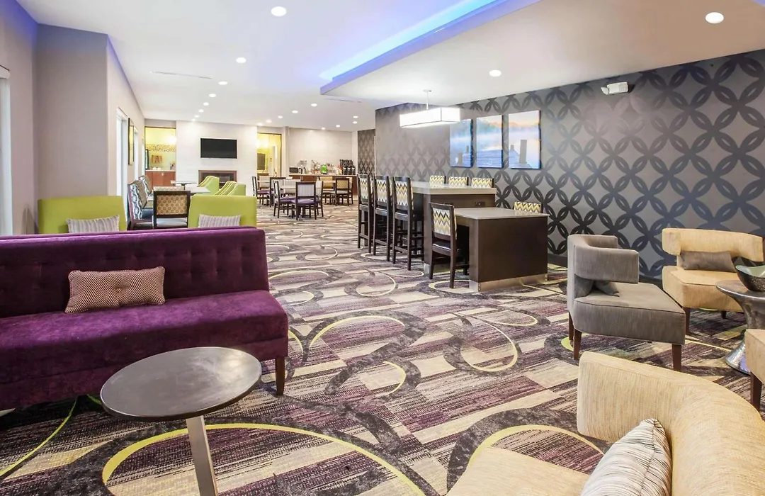 La Quinta Inn And Suites By Wyndham Elkhart-1