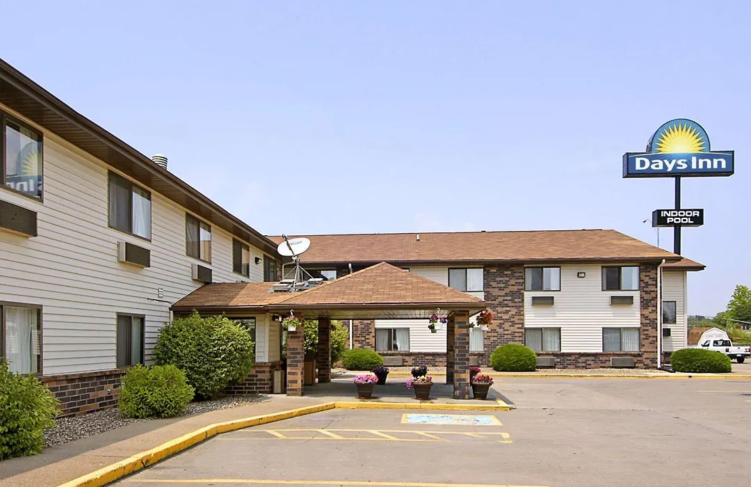 Days Inn & Suites By Wyndham Davenport East-1