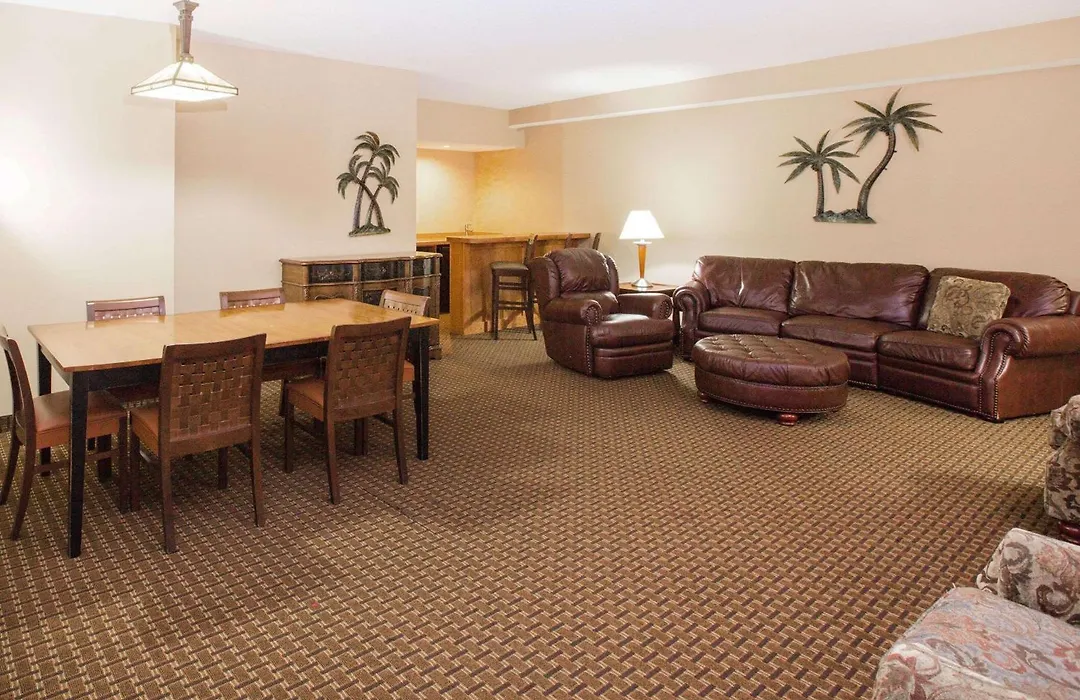 Ramada By Wyndham Des Moines Tropics Resort & Conference Ctr-1