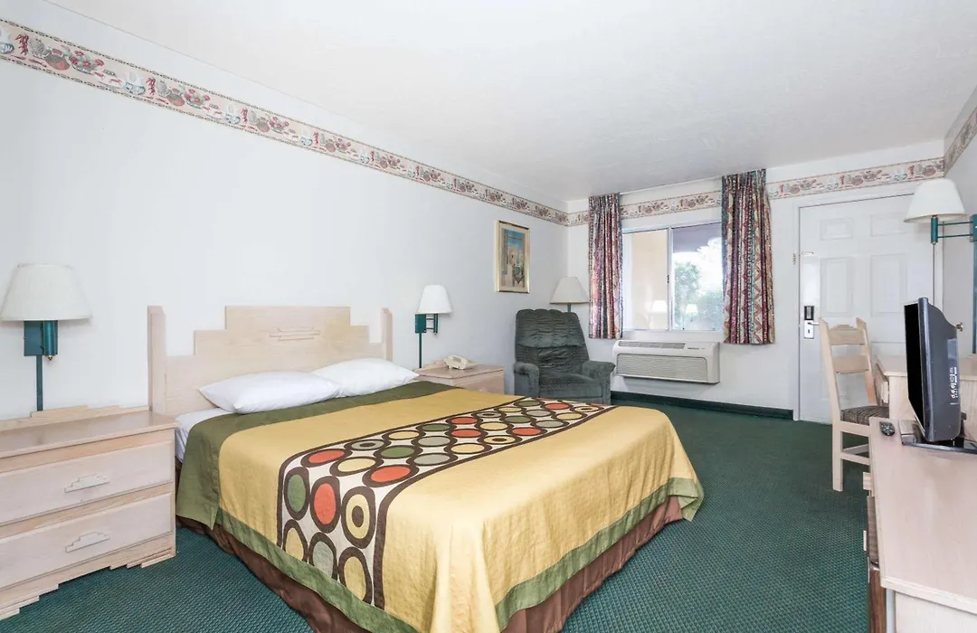 Super 8 By Wyndham Cottonwood-1