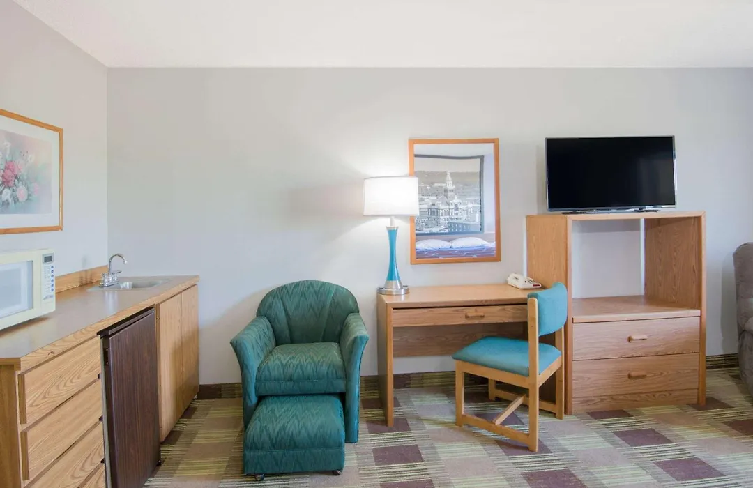 Super 8 By Wyndham Toledo-1
