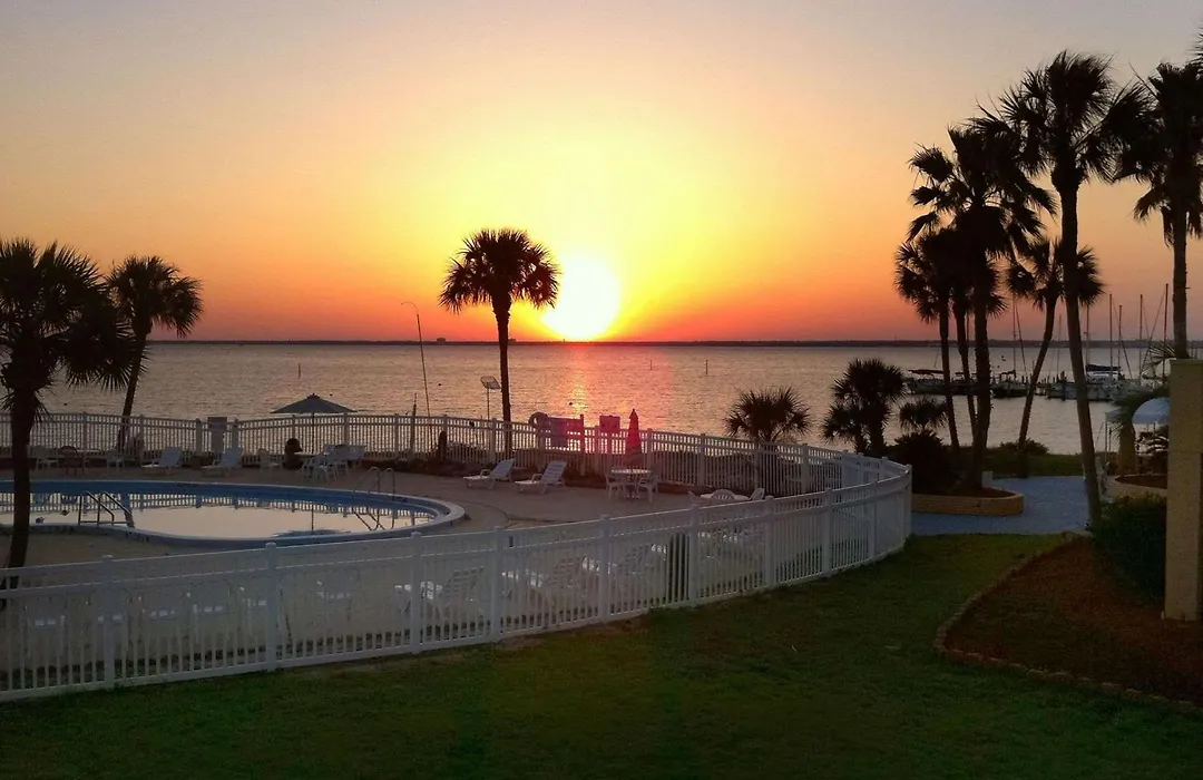 Quality Inn & Suites Gulf Breeze Bayside Near Pensacola Beach-1