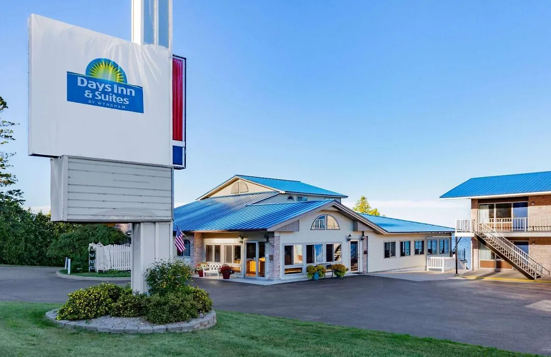 Days Inn & Suites By Wyndham St. Ignace Lakefront-1