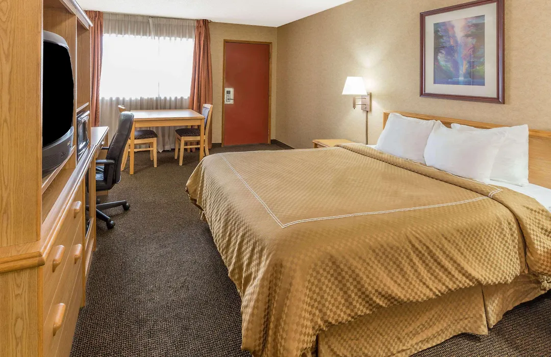 Days Inn By Wyndham Black Bear-1
