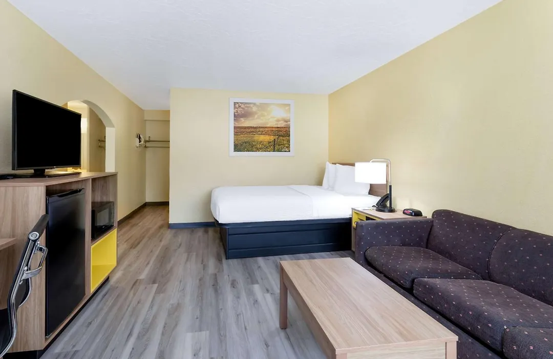 Days Inn & Suites By Wyndham Clovis-1