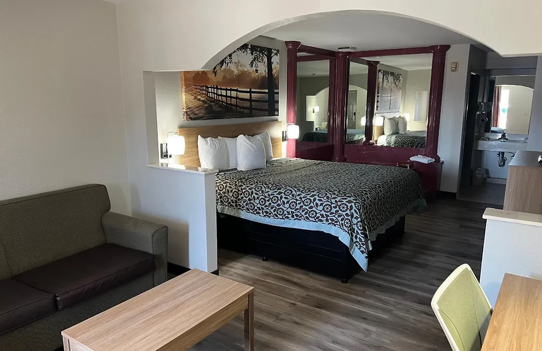 Days Inn & Suites By Wyndham Opelousas-1