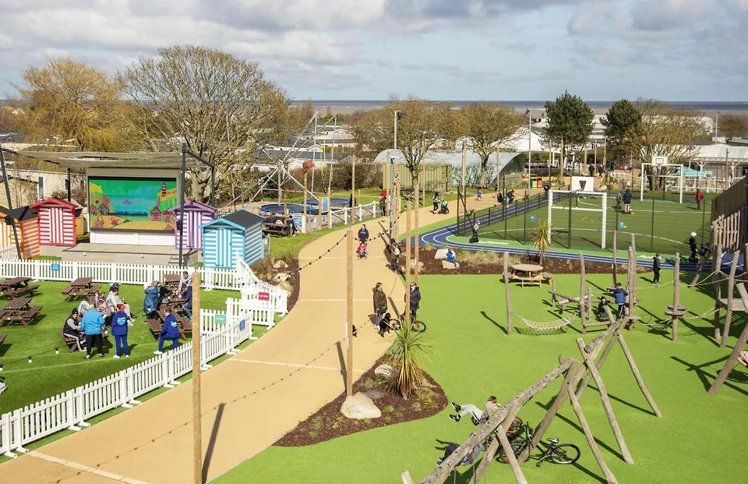 Ormesby Beach Haven: Pet-Friendly Family Retreat-1