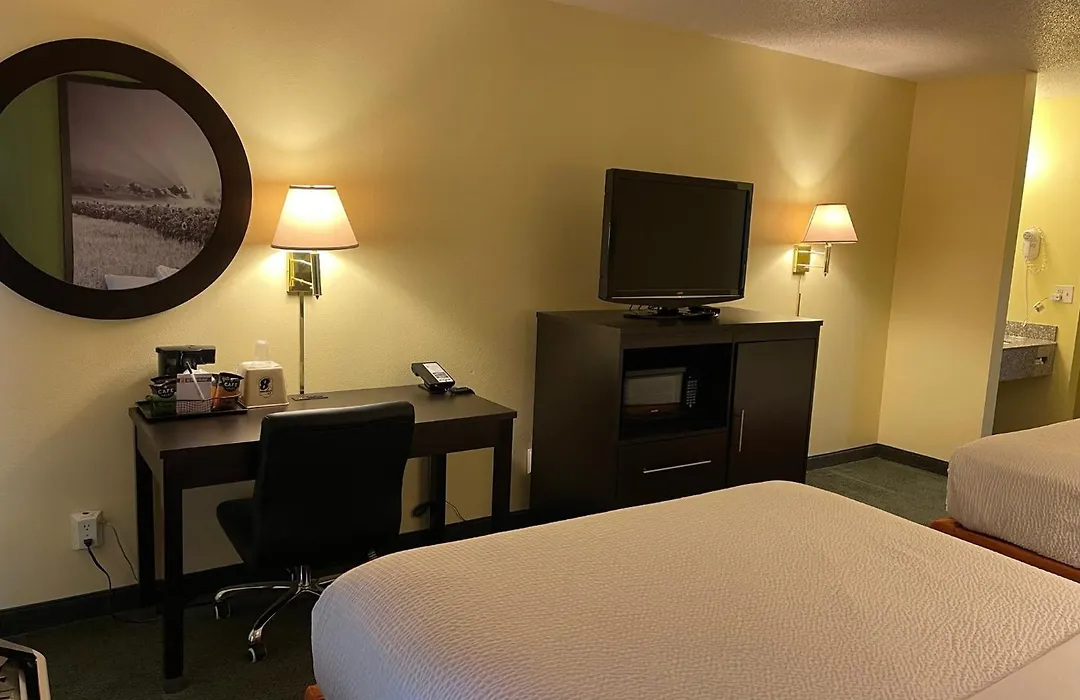 Super 8 By Wyndham Colby-1