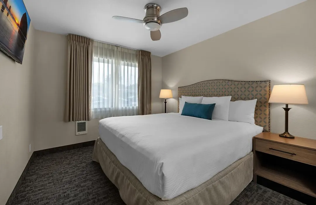 Pelican Shores Inn-1