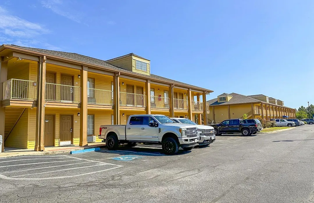 Bonita Lakes Inn By Capital O Meridian I20-1