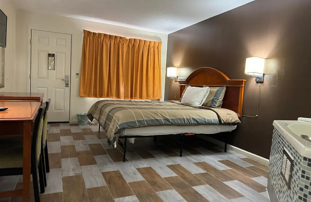 Country Club Inn & Suites-1