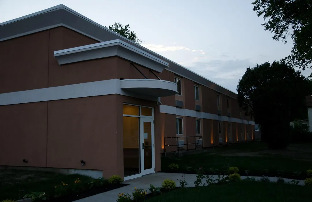 Aashram Hotel By Niagara River-1