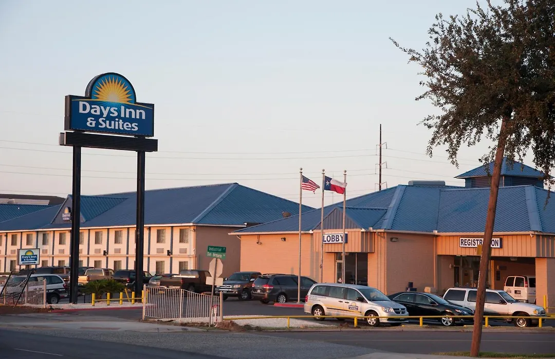 Days Inn & Suites By Wyndham Laredo-1