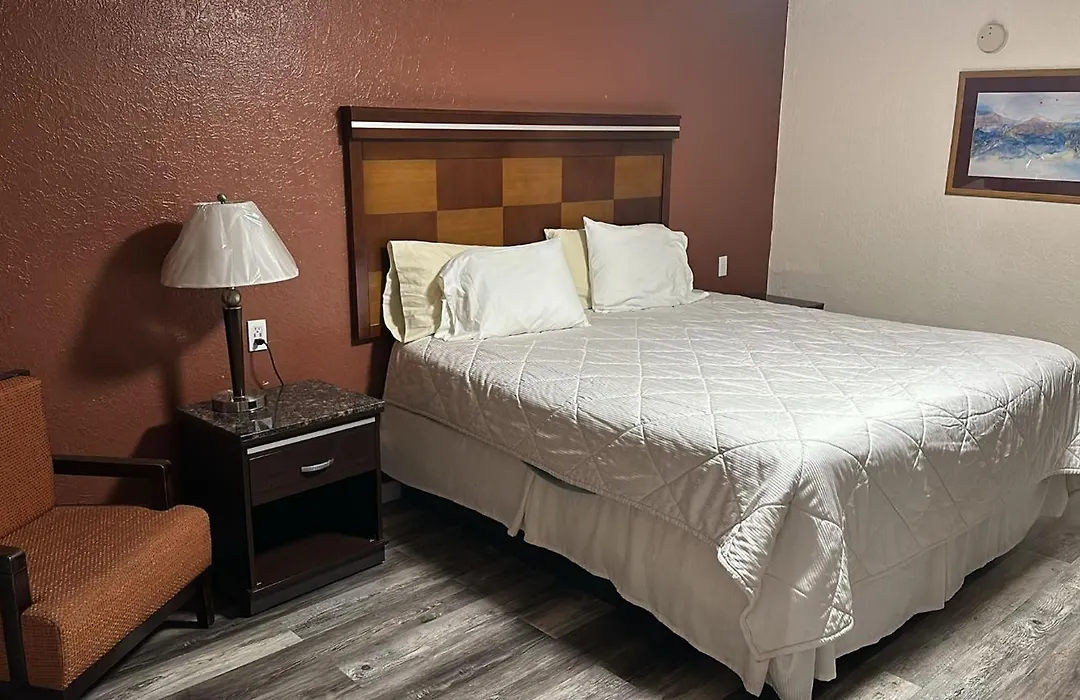 Deluxe Inn Of Roswell-1