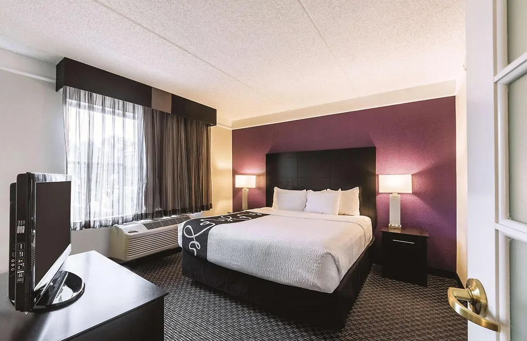 La Quinta Inn & Suites By Wyndham San Antonio Downtown-1
