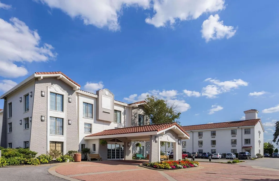 La Quinta Inn By Wyndham Pittsburgh Airport-1