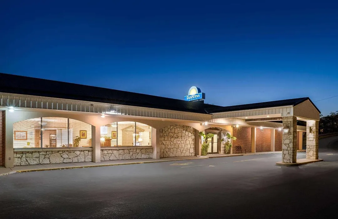 Days Inn By Wyndham Dubuque-1